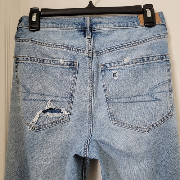 American Eagle Size 2 Med-Light Wash Low Rise Baggy Jeans, Distressed/Destroyed - Picture 5 of 15